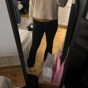 Svarta bootcut jeans - Snygga svarta bootcut jeans med låg midja. Storlek M men skulle säga att den är mer som S. Passar mig som är 173, men går också att sy upp dem! Säljer då dem inte kommit till användning hos mig. Köpte för 599.