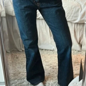 Jeans från GAP - Utsvängda jeans från GAP i mer loose stil! Köpte på Vinted men var tyvärr för stora för mig så säljer de vidare💕Midjemått: 38cm.              Innerbenslängd: 76 Längd: 97cm 