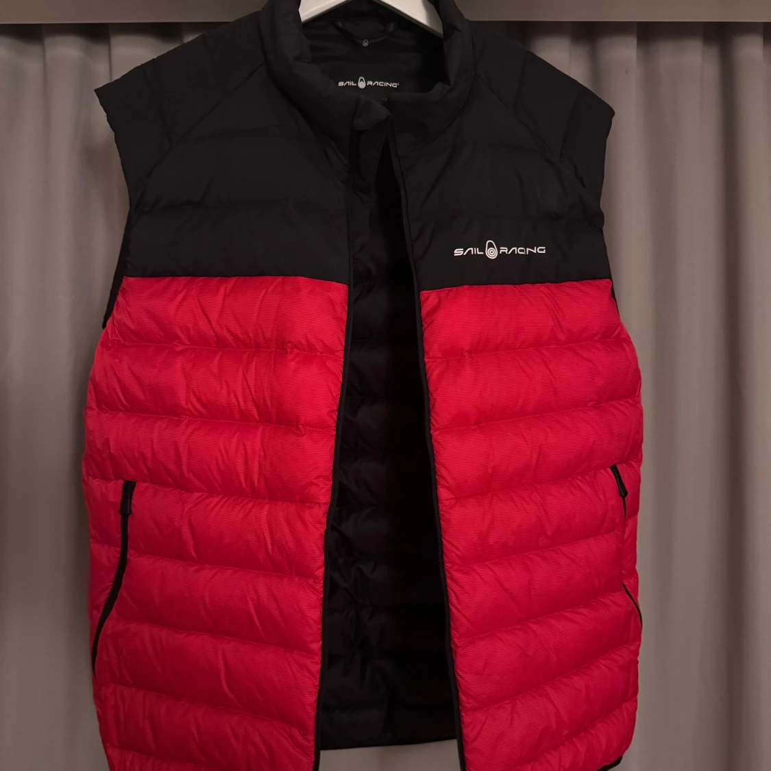 Röd och svart dunväst från Sail Racing