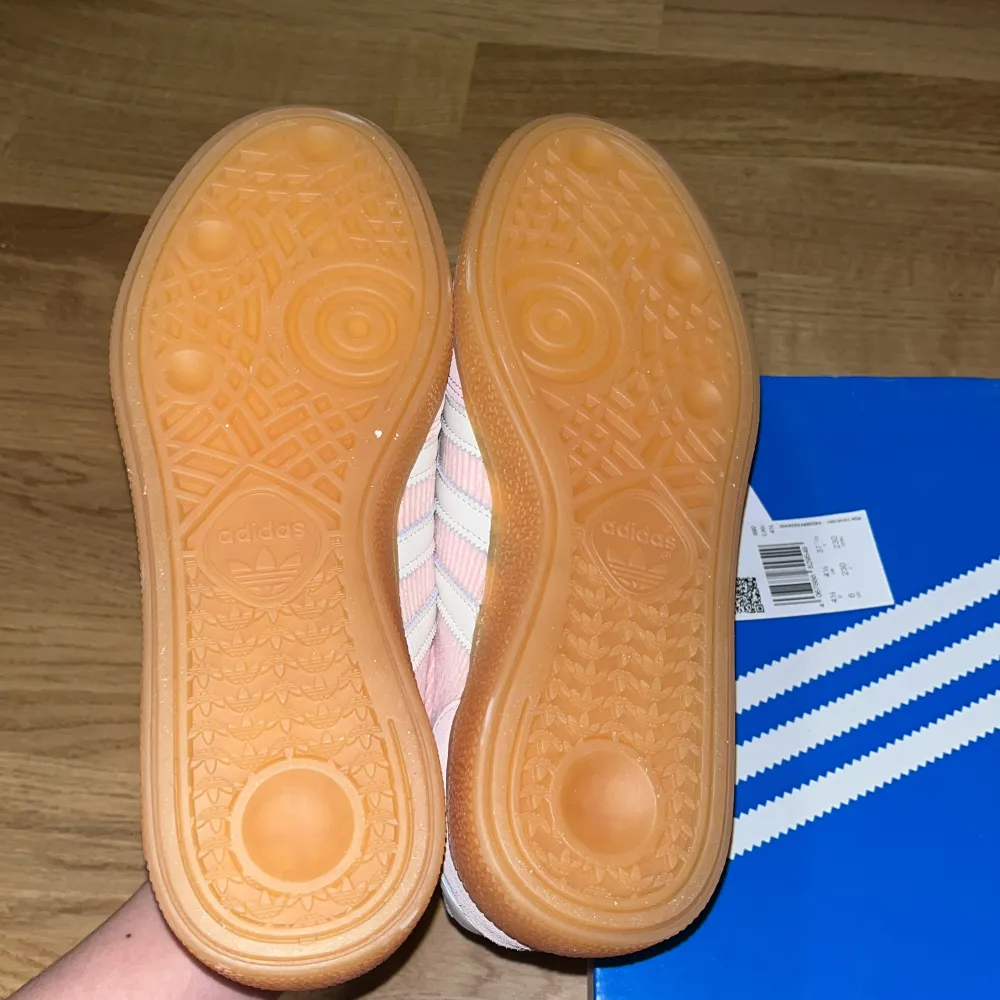 Jättesnygg adidas handball spezial i rosa. Den kommer aldrig till användning så tänker sälja den för 1200 kr🌺skriv för fler bilder och frågor ❤️. Kengät.