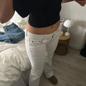 Vita jeans - Väldigt lågmidjade vita jeans köpa second hand. Bra längd på mig som är 172 cm.