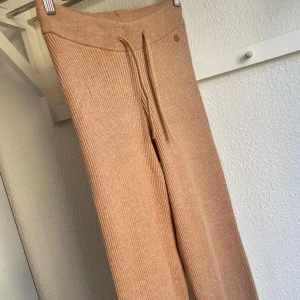 Byxor  - Byxor från Pernilla Wahlgren i mjukt material 🧡