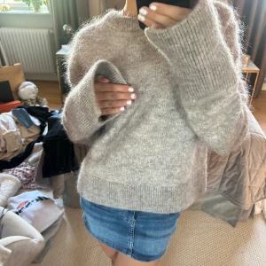 Stickad tröja - Sååå snygg stickad tröja. Jag är verkligen helt kär i denna tröja, men behöver verkligen pengarna. Jag köpte tröjan för 900, men tror inte att den säljs längre. 