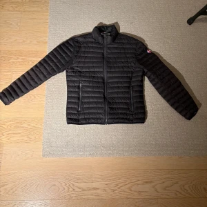 Colmar pufferjacket - Säljer en colmar vår jacka. Jackan är i bra skick och är i storlek 54/L. Vid frågor eller funderingar skicka gärna ett meddelande till mig.