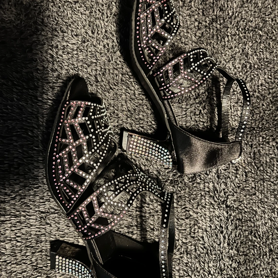 Svarta glittriga sandaler med klack - 1