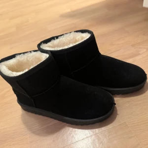 Svarta boots med foder - Mysiga svarta boots med mjukt foder inuti. Perfekta för kalla dagar med en stilren design och bekväm passform. Helt oanvända 