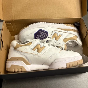 New balance 550 - Helt nya aldrig använda new balance 550. Säljer pga passade ej min tjej. Kommer med lådan som nytt. Köpte för 1700.