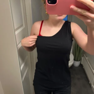 Svart ärmlös topp - En topp från Hm helt oanvänd med lappen kvar!💕💕🥰🥰🥰