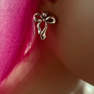 By prisförslag- 1 st Silverfärgat örhängen med rosett - Charmigt silverfärgade örhänge format som en rosett. Perfekt för att ge en söt och elegant touch till din stil. Lätta att bära och passar till många olika tillfällen.