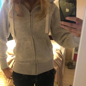 russemerch hoodie - populär russemerch hoodie i storlek s🌟lite fluffig framtill! lite sliten dragkedja och logotyp på ärmen (se bilder)