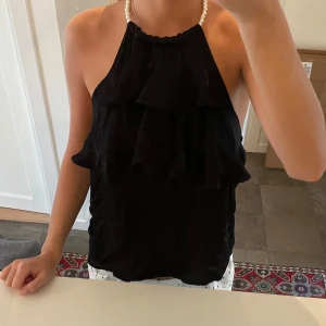 Svart topp med pärlor - Cool halterneck topp till sommaren