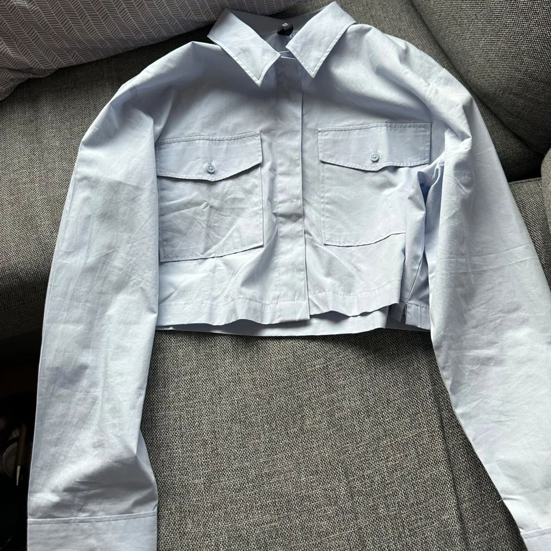 Ljusblå croppad skjorta från H&M Divided