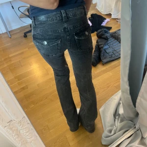 Jeans  - Jeans från Gina y2k modell, säljer då de ej kommer till användning o de e i bra skick 💞 storlek 32 o går ner t golvet på mig som har 80cm isch i innerben 