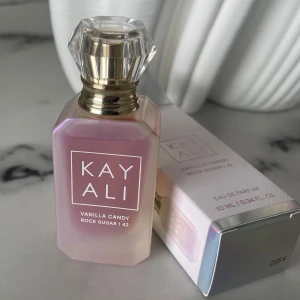 KAYALI vanilla candy rock suger - Parfym från KAYALI. Inköpt nu i mars, föll inte mig i smaken! Endast testad, som ny!! 