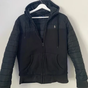 Ralph Lauren Cardigan - Ralph Lauren Cardigan | Skicket är 8/10 - Storlek S Nypris 2499kr - Vårat Pris: 999 Tveka inte vid att ställa frågor vid funderingar. Priset kan sjävklart diskuteras !