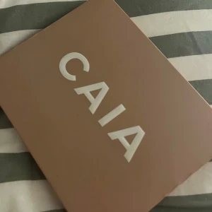 Ögonskuggspalett från CAIA - Snygg ögonskuggspalett från CAIA med 12 olika nyanser. Paletten innehåller både matta och skimrande färger, har endast testat några av färgerna💕den kostar 595kr som ny men gör inte att köpa längre