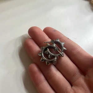 Silvriga örhängen med nitar från Edblad  - Coola silvriga örhängen med nitar i en rund design. Edblad, köpt för 400. Storlek: normal.. (tvättade) 