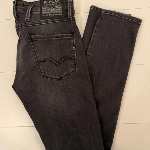 Svarta jeans från Replay - Snygga svarta jeans från Replay med en tight passform. De har klassiska femfickorsdesign och en diskret logga på bakfickan. Perfekta för en stilren look. Knappt använda och inga fläckar. W28/ längd 32. Kan förhandla och svarar snabbt.