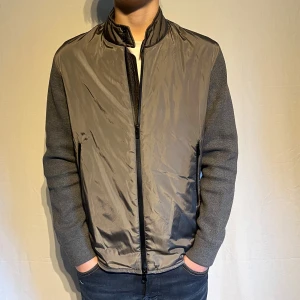Massimo Dutti Cardigan - En riktigt snygg cardigan från massimo dutti i fint skick! Storlek M men sitter som S. Hör av er vid frågor!