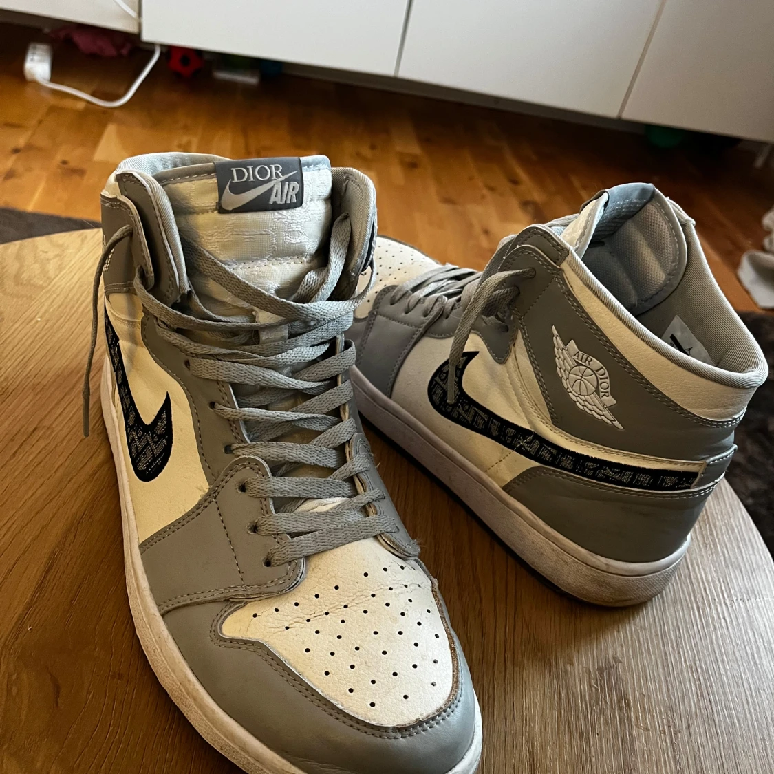 Grå och vita sneakers från Dior x Nike