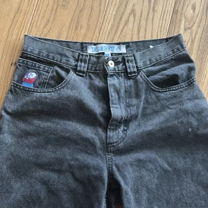 svarta baggy jeans från Big Boy - säljer mina älskade grå/svarta jeans från Big Boy med en broderad detalj på fickan. Byxorna e baggy och är lågmidjade. De har slitna kanter vid bensluten, väl använda men hyfsat bra skick. pris kan diskuteras vid snabb affär. Storlek XS men passar XXS-S 
