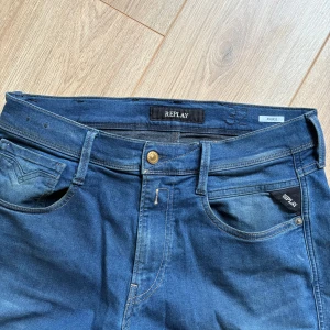 Blå jeans från Replay - Säljer nu dessa snygga blåa jeans från Replay i modellen Anbass! De är i bra skick och om du har några funderingar eller liknande så är det bara att skicka ett dm!😊