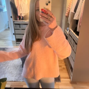 super fin rosa stickad - fin ljusrosa stickad tröja med snitt på kanterna! inte använd många gånger, de är en fläck på tröjan men den går bort och jag tvättar såklart den innan jag skickar! köpte den för 400❤️