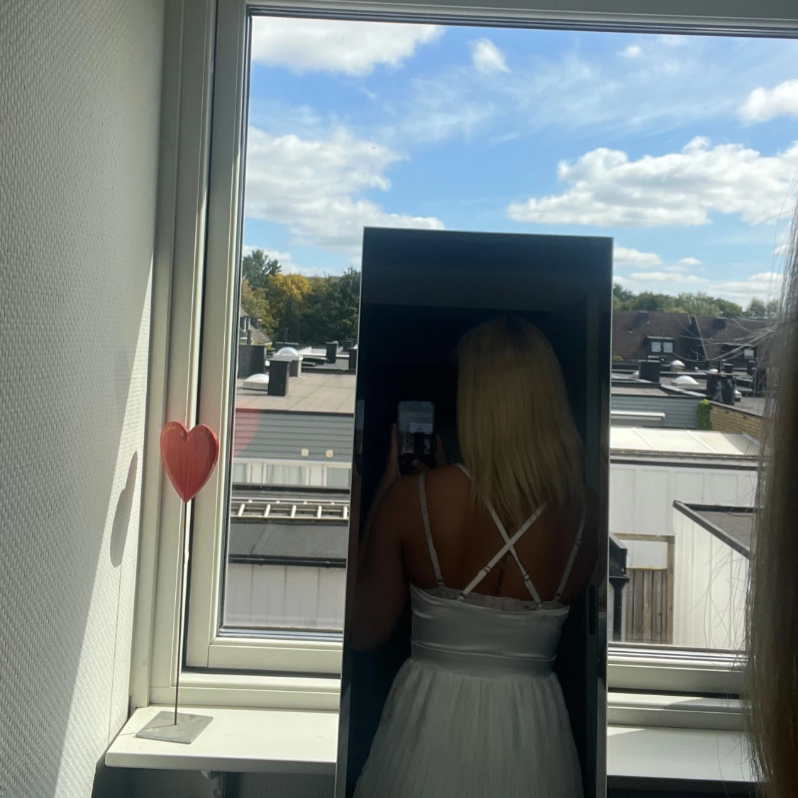 Vit plisserad kortklänning med smala band - 1