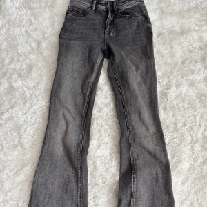 Grå bootcut jeans från Vero Moda - Snygga grå jeans från Vero Moda med bootcut passform.  tillverkade i mjukt jeanstyg med en tvättad look. 🤍🩶