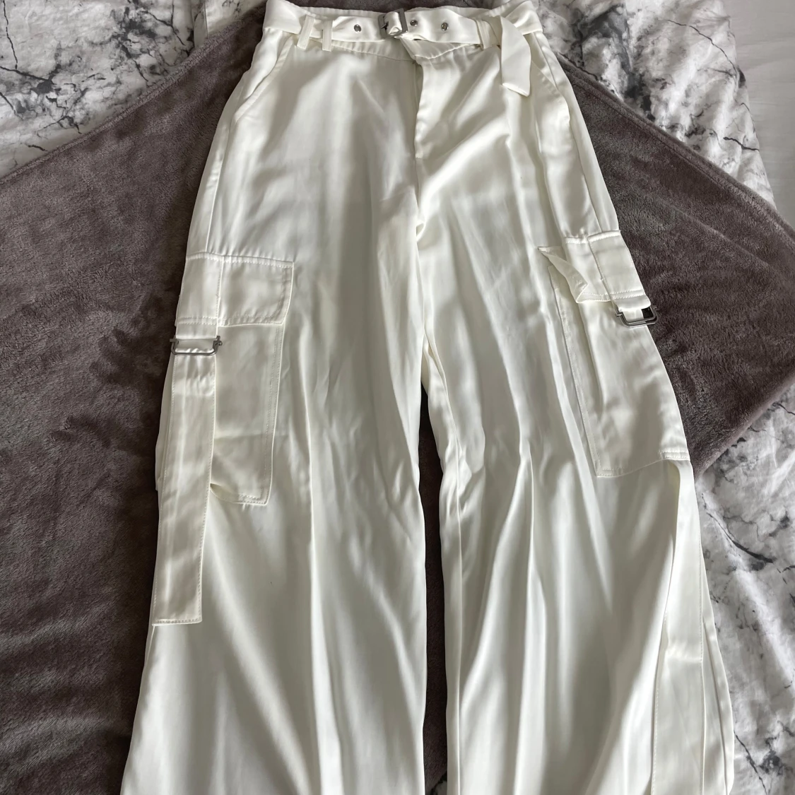 Vita cargopants med bälte - 2