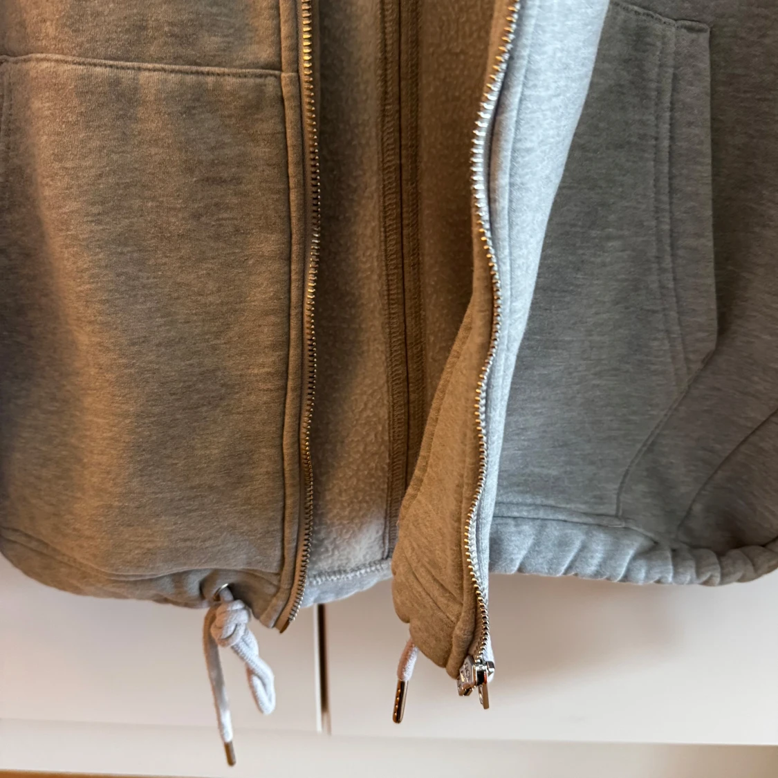 Grå hoodie från Nicki Studios - 3