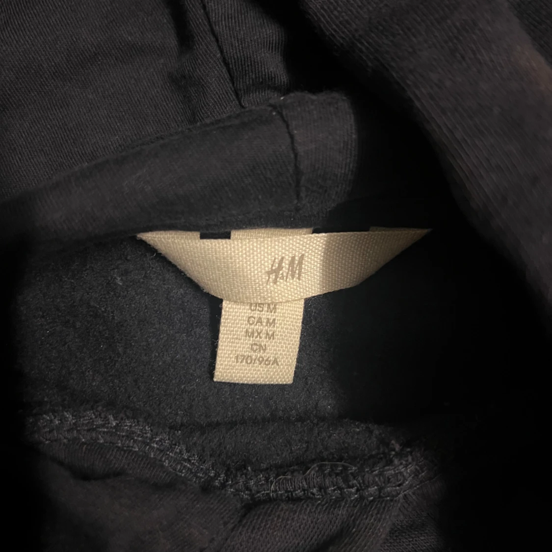 Mörkblå hoodie från H&M med tryck - 1