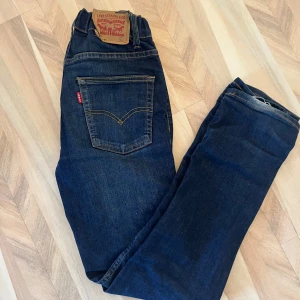 Levis jeans - Säljer mina snygga jeans från Levis! Fint skick förutom att lappen har gått sönder lite men de märks inte. Längst ner på jeansen har de gått sönder lite som man ser på bild 4 & 5! De syns knappt när man använder de!! Nypris 549!