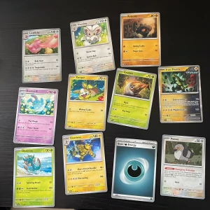 Pokémonkort - Blandad samling - Upptäck en färgstark samling Pokémonkort med coola karaktärer som Iron Thorns, Pidove och Lickilicky! Perfekt för dig som gillar att samla, spela eller bara njuta av snygga illustrationer. Passar både nybörjare och erfarna samlare som vill boosta sin lek. Jag vet knappast om pokemon kort så ge med massor med erbjud🤗. 