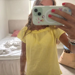 Gul rutig blus - Supersöt gul och vit rutig blus från Colours of the World. Blusen har offshoulder-modell med volangdetalj vid halsringningen. Den är som en cool T-shirt!