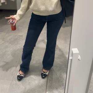Mörkblå bootcut jeans - Säljer dessa skit snygga jeans som tyvärr inte kommer till användning lägre då de är för små. Dom är mid waist, jag är 172 så dom är bra längd i benen med! Skriv för mer bilder osv