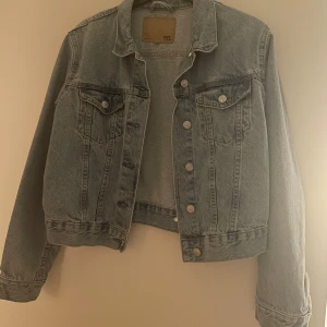 Jeans Jacka  - Storlek M, mycket bra skick, använd ett fåtal gånger. Super till Hösten.