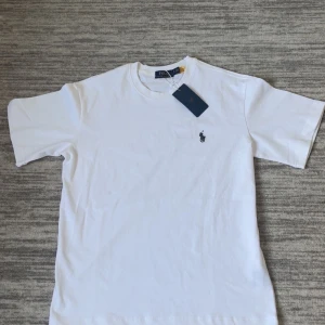 Vit  Ralph Lauren T-shirt - Tja säljer en Vit Ralph Lauren T-shirt som är helt ny. Priset är it fast så skicka prisförslag😁