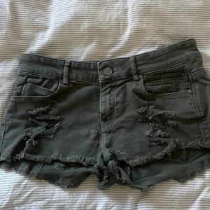 Militärgröna  jeansshorts från Zara Trafaluc - Snygga militärgröna jeansshorts från Zara Trafaluc med fransig kant och slitna detaljer framtill. Aldrig använt och därför säljer