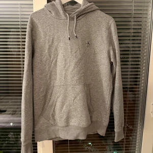 Club penguin hoodie  - Tvär skön club penguin hoodie i storlek M. Otroligt bekväm och perfekt att ha under en overshirt! 