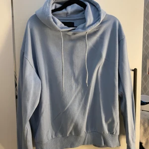 Ljusblå hoodie från lager 157, storlek S - Enkel och snygg ljusblå hoodie från lager 157 i storlek S. Skriv om mer info/bilder behövs❤️