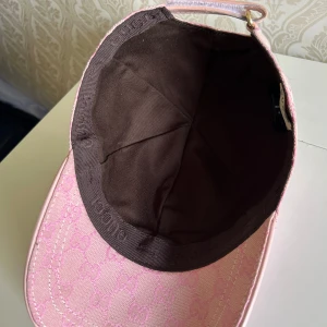 Rosa Gucci keps - Gucci keps i rosa. Helt ny köpt av vän. Säljer vidare för att jag är i behov av pengar.