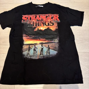 Stranger Things svart t-shirt - Svart oversized t-shirt med Stranger Things-tryck.