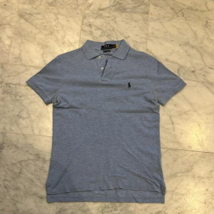 Ralph Lauren Piké - Tvärfet ljusblå piké från Ralph Lauren. Storleken är S och säljer då jag växt ur den. Toppskick annars!👍