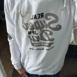 Superdry hoodie  - Superdry hoodie - Vit med detaljer - Storlek: XS - Mycket bra skick - Mitt pris: 449kr - hör av dig vid funderingar 💫