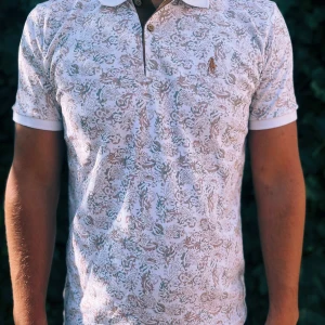 Vit paisleymönstrad polo från Ralph Lauren - Snygg vit polo t-shirt från Ralph Lauren med paisleymönster i beige och grå toner. Klassisk krage, knappslå och broderad logga på bröstet. Perfekt för dig som vill ha en fräsch och stilren look med lite extra detaljer. Materialet är primaull.                                                                                                                                                                              Nypris: 1699kr GORILLAPRIZE:720kr            Skick:10/10 oöppnad         KVITTO MED