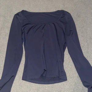 Marinblå långärmad - En enkel och stilren svart mörkblå topp med rundad halsringning. Aldrig använd. Skriv för bilder å info! (öppet pris) Skriv innan du köper