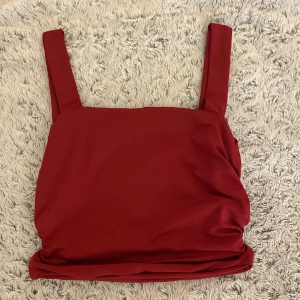 Röd croppad linnetopp med rynk - Säljer denna röda toppen, aldrig använd🤗
