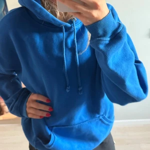 Blå hoodie - Blå hoodie från bikbok och inga tecken på användning❣️