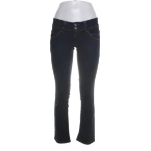 Bootcut jeans  - Snygga mörkblå jeans från Pepe Jeans med bootcut passform och klassiska kontrastsömmar. Jeansen har låg midja, dubbla knappar framtill och bakfickor med dekorativa sömmar. Perfekta för dig som gillar en tidlös och cool look.